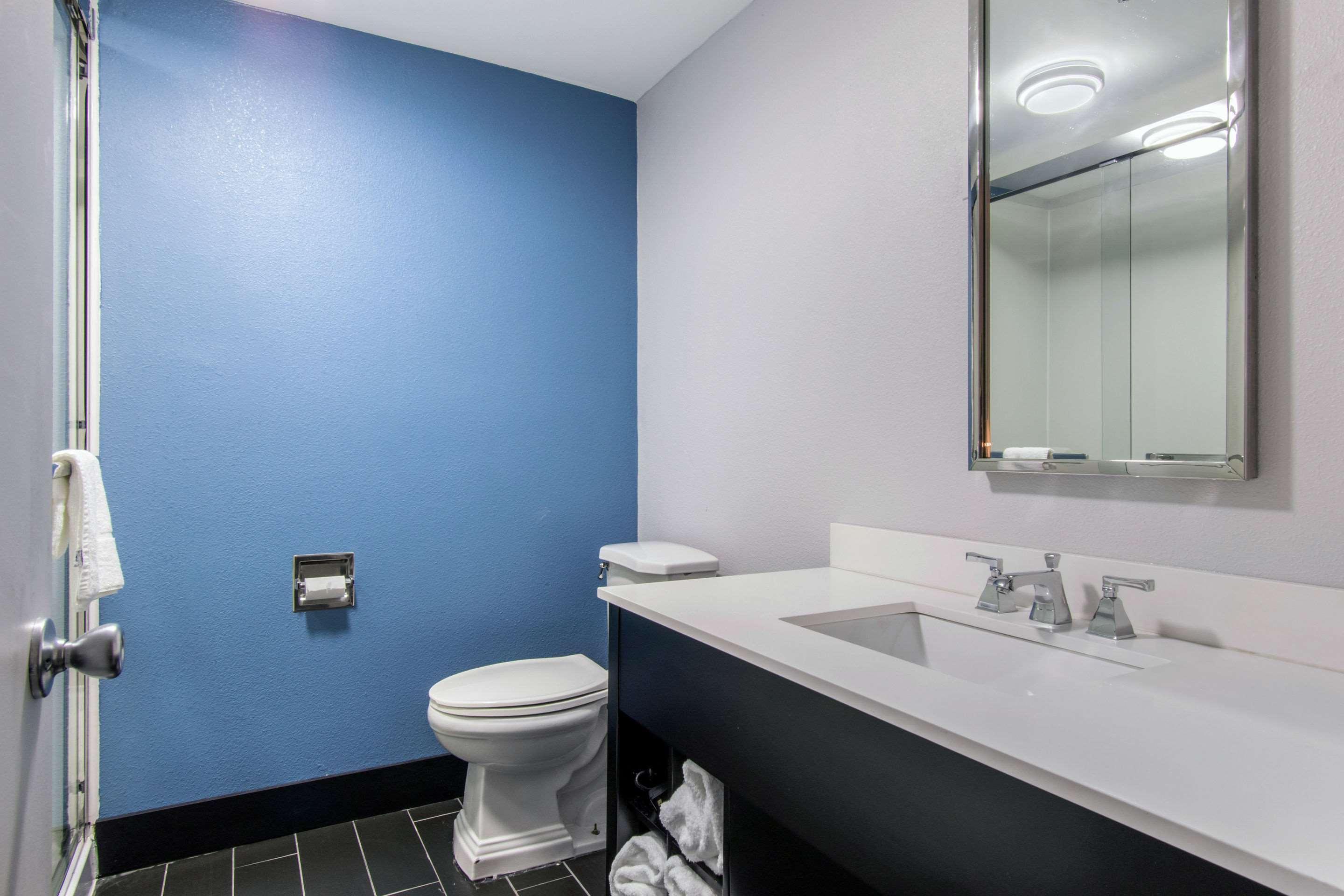 Clarion Inn&suites 4*